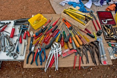 Zrenjanin, Sırbistan, 10 Kasım 2015. Eski olan her şeyin piyasa satışı. Üzerinde çeşitli eski şeylerin sergilendiği bir tezgah. Bit pazarı.