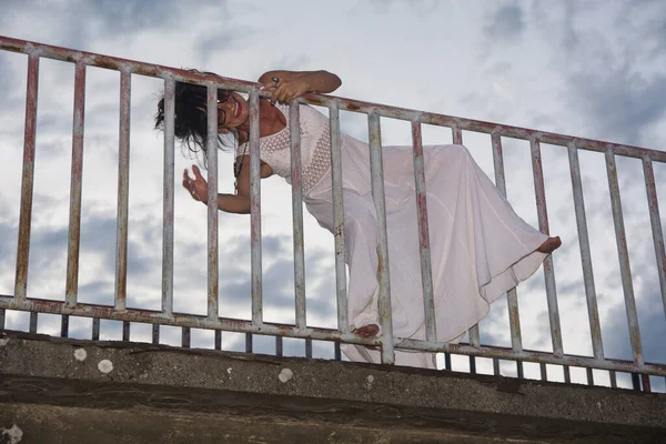 Attraente Modello Femminile Posa Una Recinzione Dal Sentiero Ponte — Foto Stock