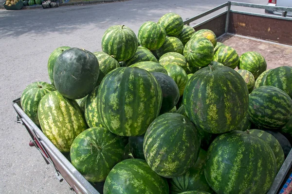 Gyors Értékesítése Görögdinnye Utcán Közelében Épületek Sok Lakossal Görögdinnye Mellett Jogdíjmentes Stock Fotók