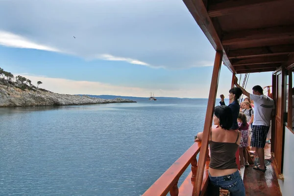 Mer Égée Grèce Juin 2013 Les Touristes Naviguent Sur Vieux — Photo