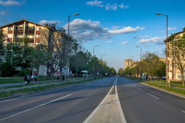 Zrenjanin, Sırbistan, 26 Nisan 2020. Covid 19 salgını nedeniyle karantina döneminde trafik olmayan sokaklar bomboş..