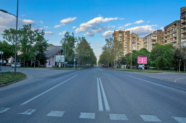 Zrenjanin, Sırbistan, 26 Nisan 2020. Covid 19 salgını nedeniyle karantina döneminde trafik olmayan sokaklar bomboş..