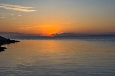 Ege 'de güzel, huzurlu bir gün batımı. Güzel ve kuru bir günün ardından güneş ufuktan batar ve güzel ışınlar saçar..