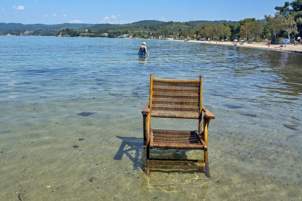 Yunanistan Sahilde Eski Güzel Ahşap Bir Sandalye Sandalye Deniz Kıyısındaki — Stok fotoğraf