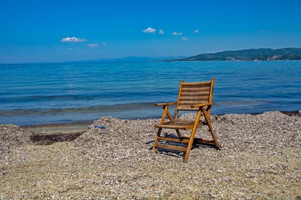Yunanistan Sahilde Eski Güzel Ahşap Bir Sandalye Sandalye Deniz Kıyısında — Stok fotoğraf