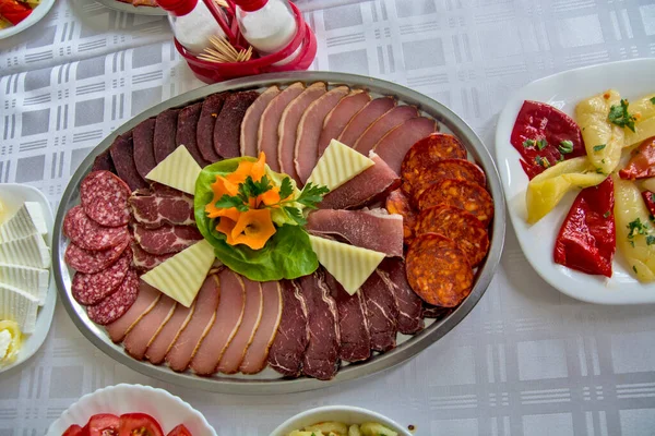 Schön Arrangierte Verschiedene Wurstwaren Auf Dem Tisch — Stockfoto