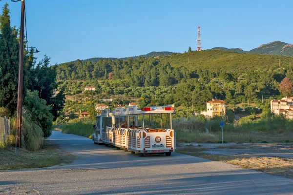 Neos Marmaras Greece May 2019 Attraction Tourists Children Passing Tourist — Stock Photo, Image