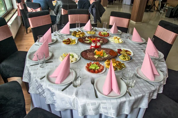 Schön Arrangierte Verschiedene Wurstwaren Auf Dem Tisch — Stockfoto