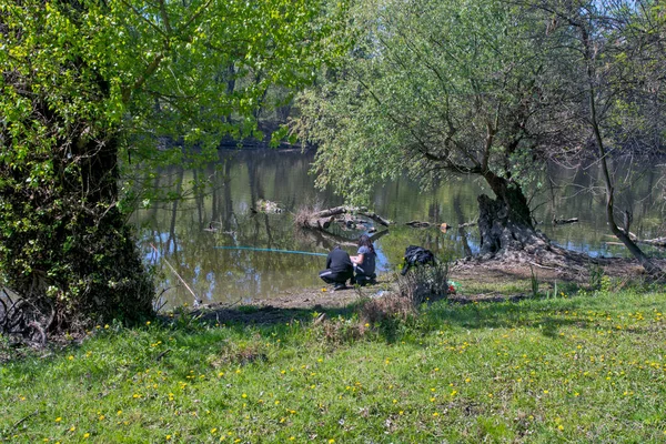 Sportfischer Genießen Die Natur Indem Sie Vom Ufer Aus Fischen — Stockfoto