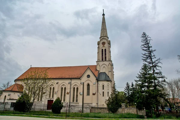 セルビアのイヴァノヴォでカトリック教徒 横からの美しい建物の眺め — ストック写真
