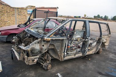 Zabalj, Sırbistan, 18 Ekim 2018. Eski arabaların kesimi ve geri dönüşümü, daha sonra metal dökümhanelerinde daha fazla işlemek için parça parça alınır.