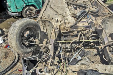 Zabalj, Sırbistan, 18 Ekim 2018. Eski arabaların kesimi ve geri dönüşümü, daha sonra metal dökümhanelerinde daha fazla işlemek için parça parça alınır.