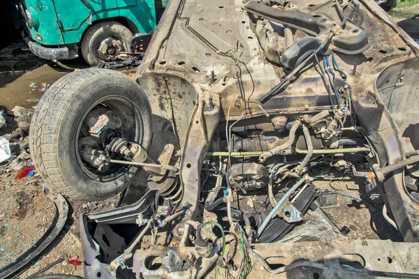 2018年10月18日 セルビアのザバルジ 古い車の切断とリサイクル その後 金属鋳造品のさらなる処理のための部品に取り込まれます — ストック写真