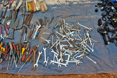 Zrenjanin, Sırbistan, 10 Kasım 2015. Eski aletler, anahtarlar, tornavidalar, pense, sayaçlar, kablolar ve daha fazlası. Bu pazar her zaman ziyaret edilir..