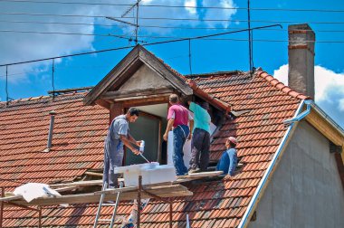 Zrenjanin, Sırbistan, 17 Temmuz 2013. Bir grup zanaatkar çatıda çalışıyor ve terasın kenarlarında güzel bir stiroköpük var..