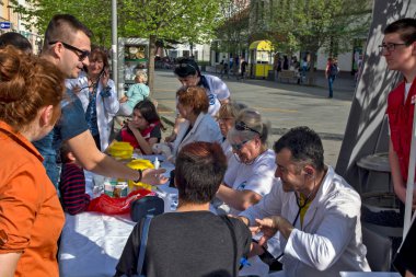 Zrenjanin, Sırbistan, 12 Nisan 2018. Sokaklarda tıbbi kontrolün önleyici eylemleri düzenlendi. Sokaktaki vatandaşların kan şekeri ve kan basıncı kontrol altında..