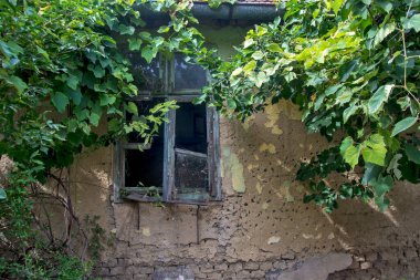 Köyde neredeyse yıkılacak olan eski bir ev. Sahibinin ölümünden sonra kimse yaşamıyor ve evin varisi de yok..