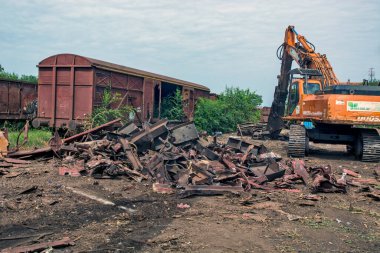 Zrenjanin, Sırbistan, 31 Ağustos 2020. İstasyonun platosunda eski tren vagonlarının kesilmesi. Kesik parçalar geri dönüşüm için demir fabrikasına taşınıyor. Kesme işlemi özel bir makineyle yapılır.