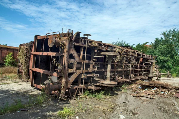 Zrenjanin セルビア 2020年8月31日閲覧 駅の台地上に古い鉄道ワゴンの切断 切断された部品はリサイクルのために製鉄所に輸送されます 切断は特別な機械で行われます — ストック写真