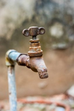 Hindistan ve Dünya çapında yaşanan büyük su krizinden dolayı boş ve kuru bir musluk görüntüsü