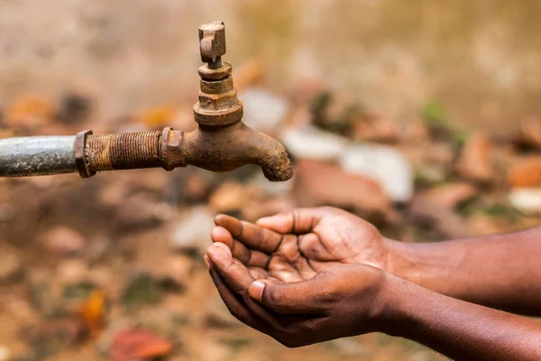 水危机对印度乃至全世界都是一个严重威胁 一个人把手放在水龙头下取水 — 图库照片