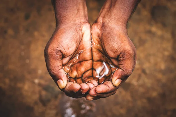 一个用手拿水的人 印度乃至全世界的水危机 — 图库照片