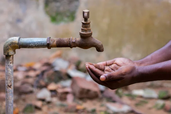 水危机对印度乃至全世界都是一个严重威胁 一个人把手放在水龙头下取水 — 图库照片