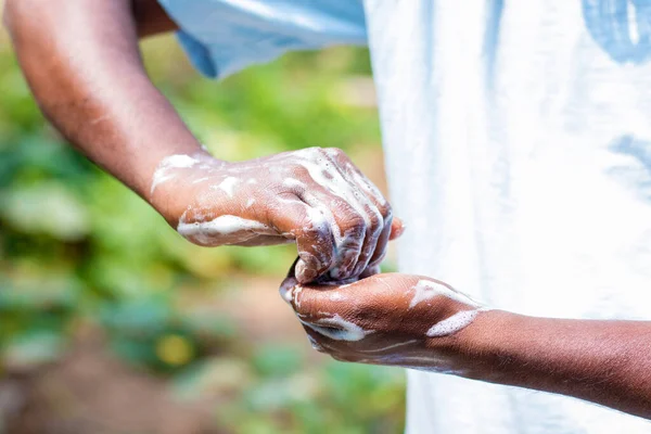 男人用肥皂洗手以保持健康 保持健康 避免细菌和病毒 — 图库照片