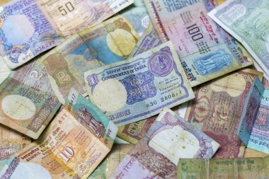 Seçici odak noktası klasik / eski Hint para birimi rupileri yüz, elli, on, beş, çekici ve rastgele sıralanmış bir nota.