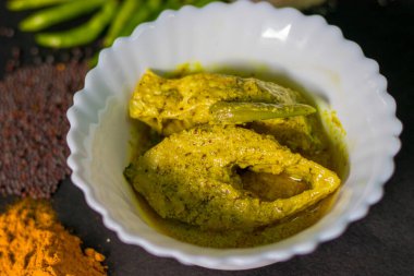 Meşhur Bengali Dish Hilsa / Haşhaş ve hardal tohumu tarifli balık.