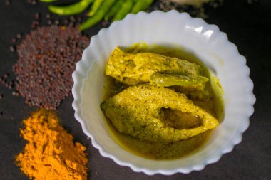 Meşhur Bengali Dish Hilsa / Haşhaş ve hardal tohumu tarifli balık.