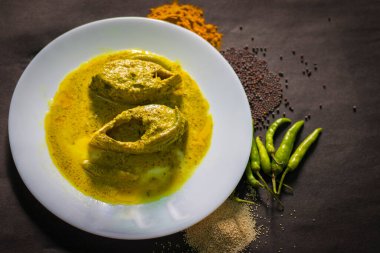 Meşhur Bengali Dish Hilsa / Haşhaş ve hardal tohumu tarifli balık.