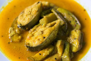 Ünlü Bengali yemeği Hilsha / Ilish ile brinjal / Patlıcan tarifi.