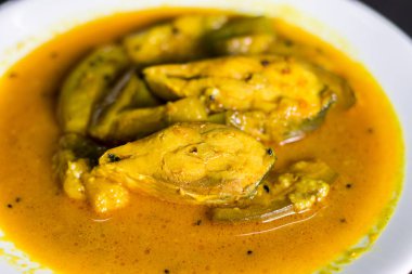Ünlü Bengali yemeği Hilsha / Ilish ile brinjal / Patlıcan tarifi.
