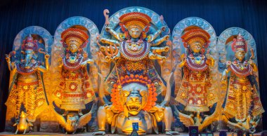 Hindu tanrıçası Durga 'ya tapıyor.