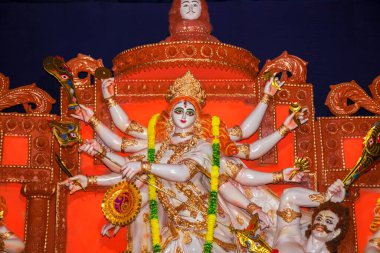 Hindu tanrıçası Durga 'ya tapıyor.