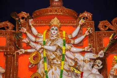 Hindu tanrıçası Durga 'ya tapıyor.