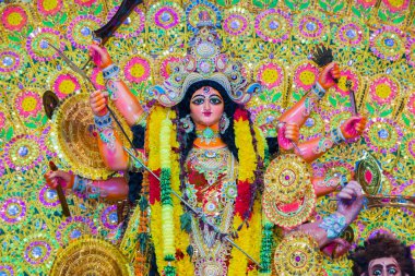 Hindu tanrıçası Durga 'ya tapıyor.