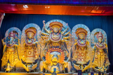 Hindu tanrıçası Durga 'ya tapıyor.