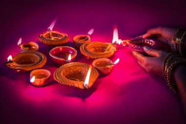 Diwali kutlamaları sırasında yanan renkli kil diya lambaları