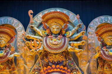 Hindu tanrıçası Durga 'ya tapıyor.