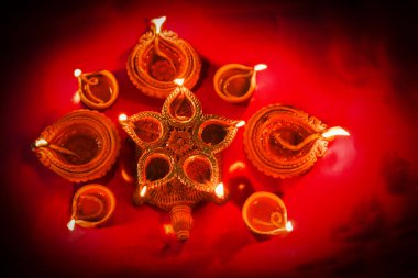 Diwali kutlamaları sırasında yanan renkli kil diya lambaları