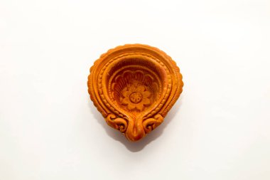 Diwali kutlamaları sırasında yanan renkli kil diya lambaları