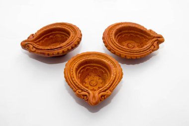 Diwali kutlamaları sırasında yanan renkli kil diya lambaları