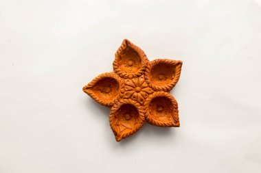 Diwali kutlamaları sırasında yanan renkli kil diya lambaları