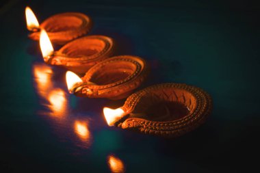 Diwali kutlamaları sırasında yanan renkli kil diya lambaları