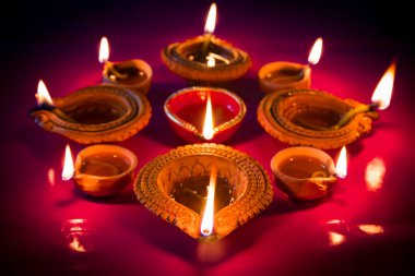 Diwali kutlamaları sırasında yanan renkli kil diya lambaları