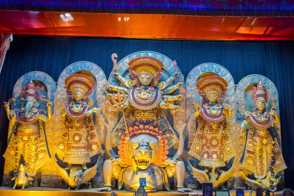 Hindu tanrıçası Durga 'ya tapıyor.