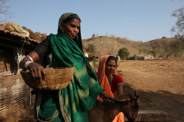Nandurbar, Maharashtra, Hindistan, Asya 'da geleneksel kostümlü kabile kadını. 10 / 3 / 2020 'ye tıklayın