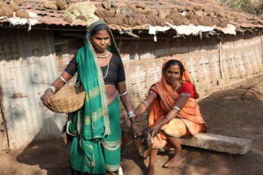 Nandurbar, Maharashtra, Hindistan, Asya 'da geleneksel kostümlü kabile kadını. 10 / 3 / 2020 'ye tıklayın